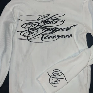 Swag tröja  - Avklippt neckline så den sitter off shoulder , inga defekter, as cool