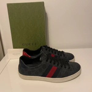 Svarta Gucci ace skor  - Säljer nu dessa Svarta Gucci ace skor i uk 7 som motsvarar storlek 41, skriv för fler bilder/frågor🙌🏼