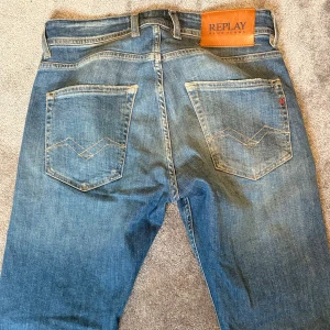 Blå jeans från Replay - Super snygga jeans från Replay: blå färg med en ljus tvätt: Storlek 28 men passar 29-30: Köpta på NK för 1500, kvitto finns kvar: Modellen är Grover och är slim-regular fit: Fråga mig vid minsta fundering! //Lee✌🏽