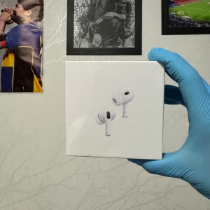 AirPods Pro 2 - Tjena! Säljer helt nya hörlurar som är oöppnade, kom med rimligt prisförslag vid intresse. Har fått de i present men äger redan ett par och därför ligger varan ute som annons🎁 Vi möts på offentlig plats för varan✅ Varan kostar 2600kr i butik så kom gärna med rimliga prisförslag vid intresse ✨ Varan är plastad så att paketet ska hållas i så bra skick som möjligt👍 Om du är intresserad av ett par fantastiska hörlurar till träningen och jobbet eller en present till dina nära nu när julen börjar närm