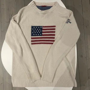 Gant USA tröja vit S - Vit stickad tröja från GANT med usa flagga. I storlek S och helt perfekt skick som ny. Pris 358 kr ej hugget i sten