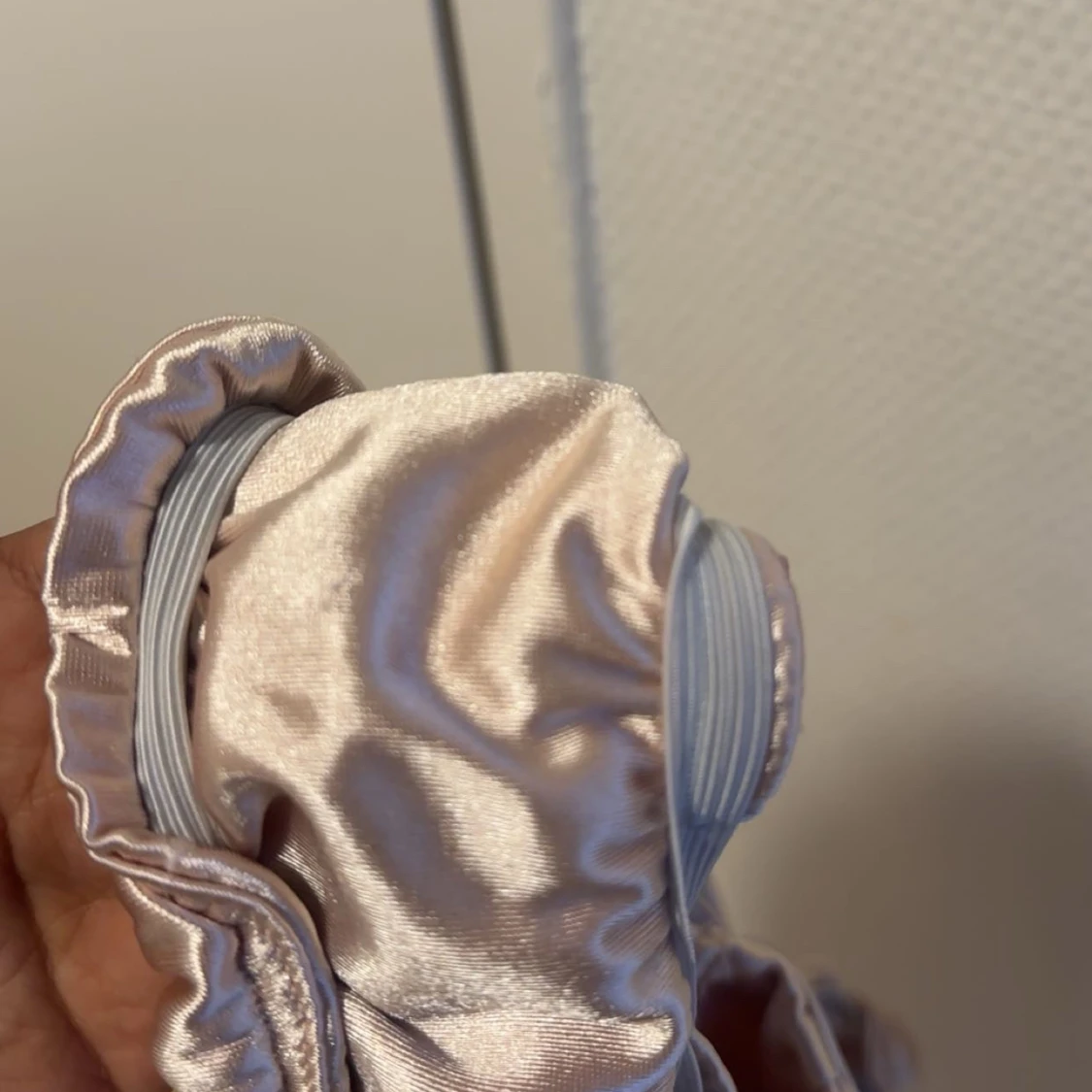 Champagnefärgad långklänning i satin - 3