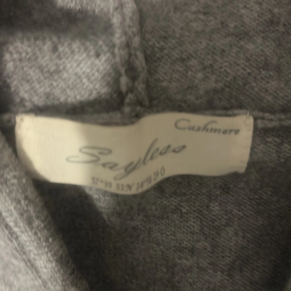 Grå hoodie i kashmir från Sayliss - 2