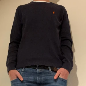 Ralph Lauren tröja - Snygg mörkblå Ralph Lauren tröja i mycket bra skick. Den är i storlek M och sitter fint. Hör av er vid funderingar!💬
