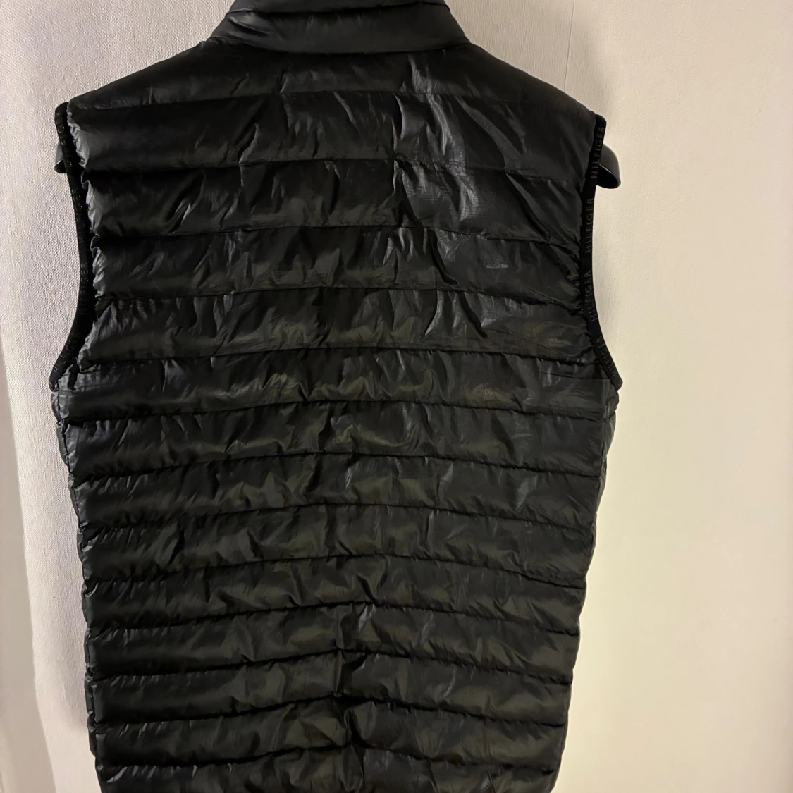 Tommy Hilfiger – Svart dunväst (stl S, stor i modellen) - 1