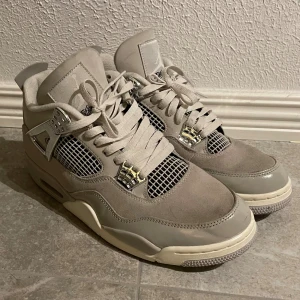 Nike jorden 4 frozen moments - Säljer mina gamla Jordan 4or, nypris 1500-2000kr. (Originalboxen ingår inte)