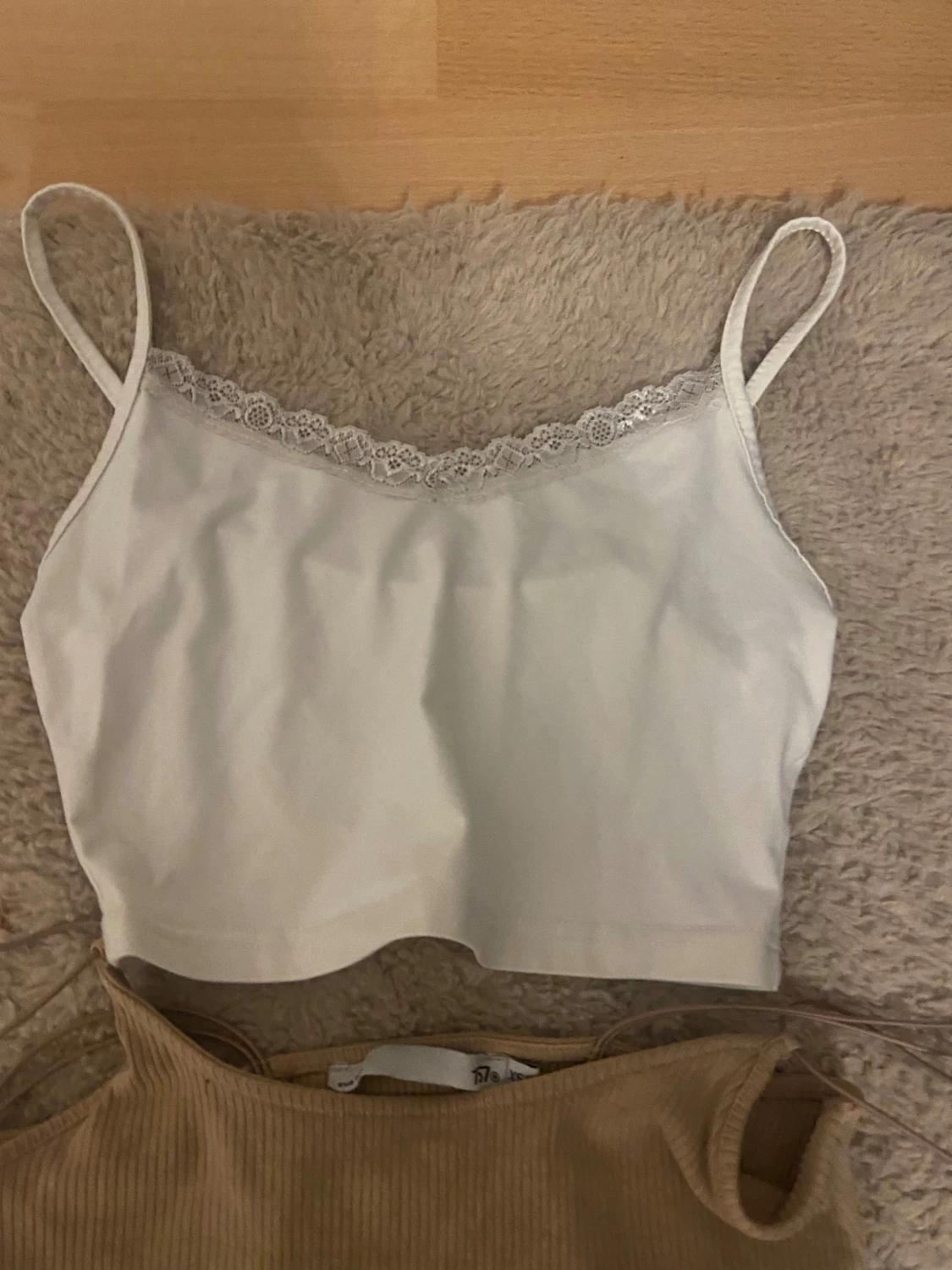 Fyra trendiga croppade toppar - 4