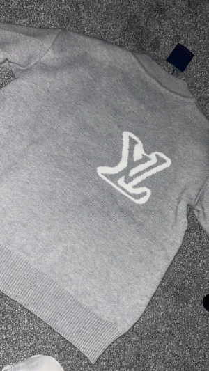 Grå stickad tröja Louis Vuitton - En fin grå LV stickad tröja som passar M/L. Den är helt ny och aldrig använts
