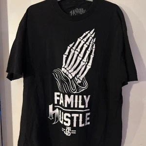 T-shirt Family Hustle XL - Lite använd T-shirt med Family Hustle. Storlek XL.