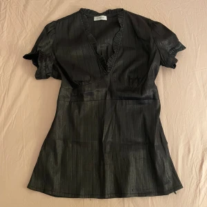 Svart blus - Svart blus i strl M, skick som på bild