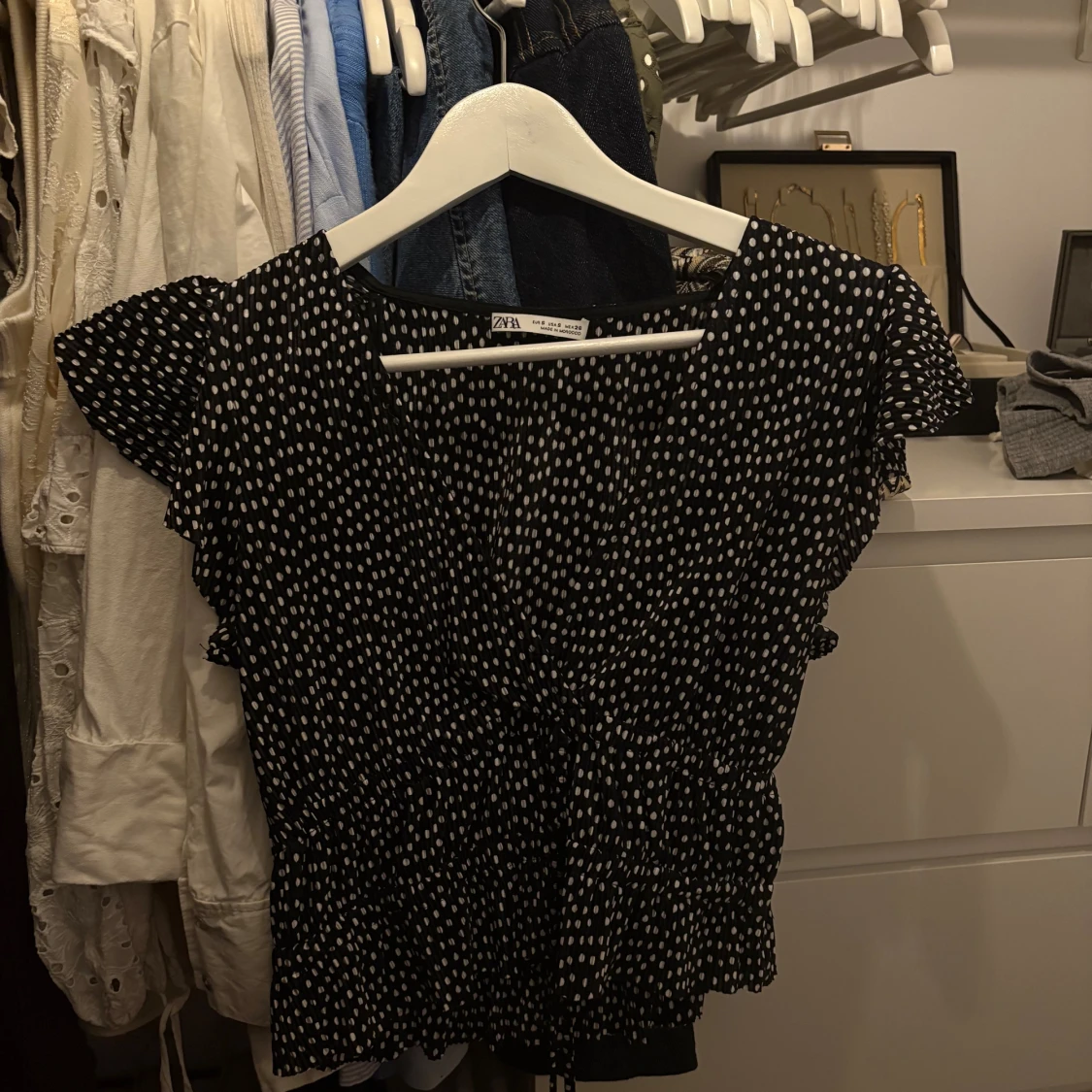 Svart prickig blus med volang - 2