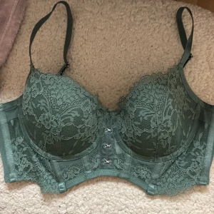 Bh från hunkemöller  - Sååå himla fin bh från hunkemöller som aldrig använts då den tyvärr är för stor för mig.. hoppas den kommer till nytta hos någon annan baddie 🫶🏽