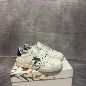 Valentino Flower Model ”Limited Edition 2020” Size 44 - Otroligt sällsynta skor, samt sjukt feta | Size 44 | Box, snören, kort ingår | 9/10 skick, extremt bra | Skriv vid frågor/intresse ! 🫡💫