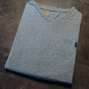 Ralph Lauren T-shirt  - Fin Ralph Lauren T-shirt i otroligt bra skick. Kolla profilen för mer annonser.