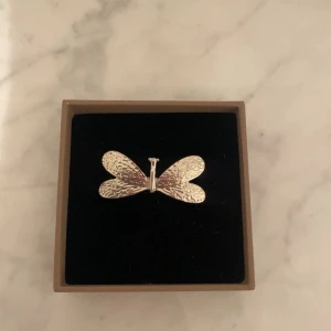 Silvrig ring med vingar  - Silvrig ring med vingar!❣️