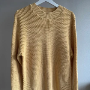 Stickad tröja i bomullsblandning XS - Stickad tröja från Lindex i härlig gul färg, lite ljusare senapsgul 💛Rund halsringning, lång ärm och snygga stickade detaljer nertill och på ärmarna. Sista bilden gör färgen mest rättvis. Strl XS men upplever den lite rymligare. Mjuk och skön. 60% bomull och 40% polyester.