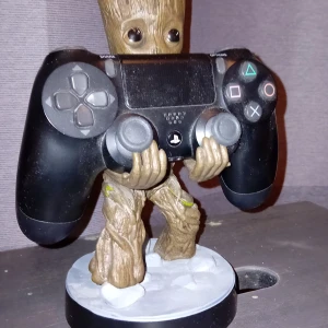 Sony DualShock 4 PlayStation 4 Controller - Original Sony DualShock 4 trådlös handkontroll till PlayStation 4. Fungerar utmärkt, med alla knappar och touchpad i gott skick.  Perfekt för gaming! Groot-ställ ingår såklart! Priset är inte fast. Kontrollen användes knappt någon gång för att jag fick med 2 när jag köpte det är en original kontroller!😀