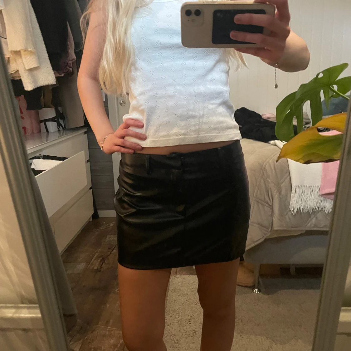 Lågmidjad skinnkjol - 3