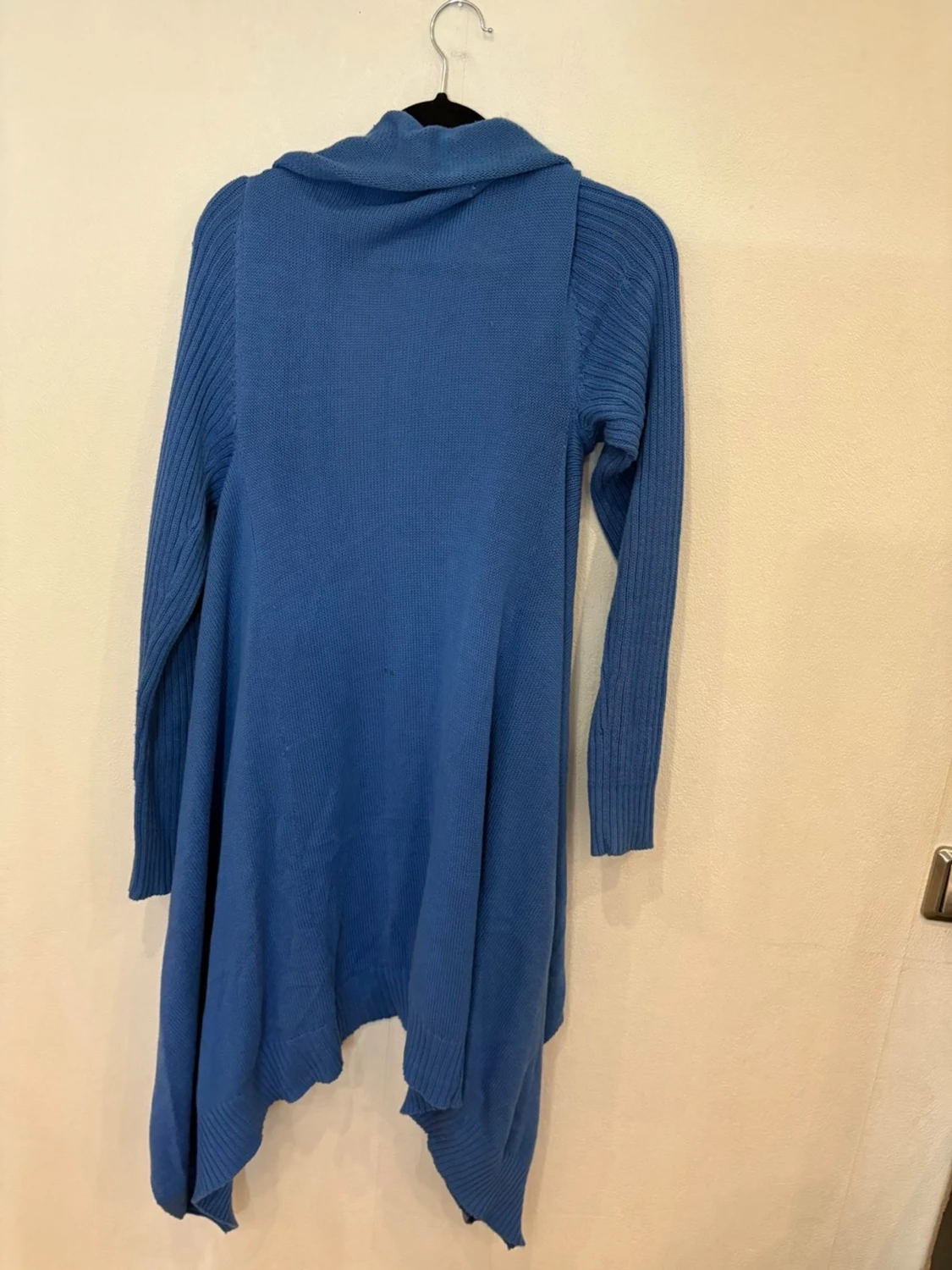 Blå stickad kofta från Gina Tricot