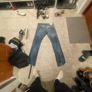 Replay - Säljer ett fint par av replays då jag inte fått användning av dem på en bra stund. De har en liten slitning i skrevet men annars är det felfria och väldigt stilrena. Bara att höra av dig om du undrar nått. STORKLEK31/34