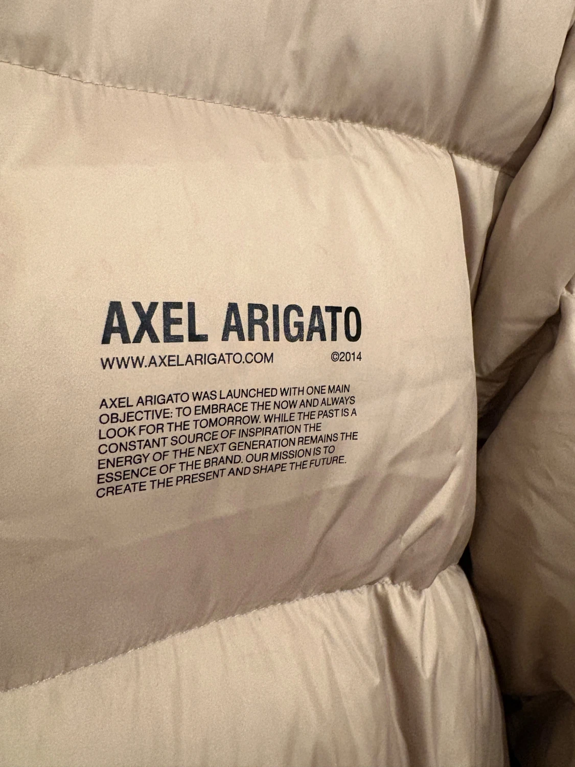 Beige pufferjacka från Axel Arigato - 1