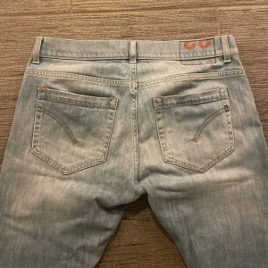 Dondup George Jeans - Säljer dessa feta Dondup George Jeansen!            | Storlek 33 | Skick 10/10 | Modell George |           Mått: Längd 103cm, Midja 41cm, Låret 23cm, Knät 19cm, Öppningen 16cm.