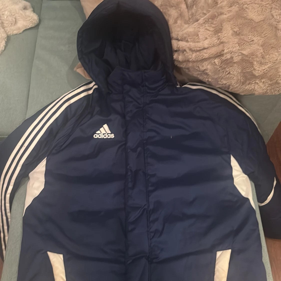 Blå Adidas pufferjacka med huva - 1