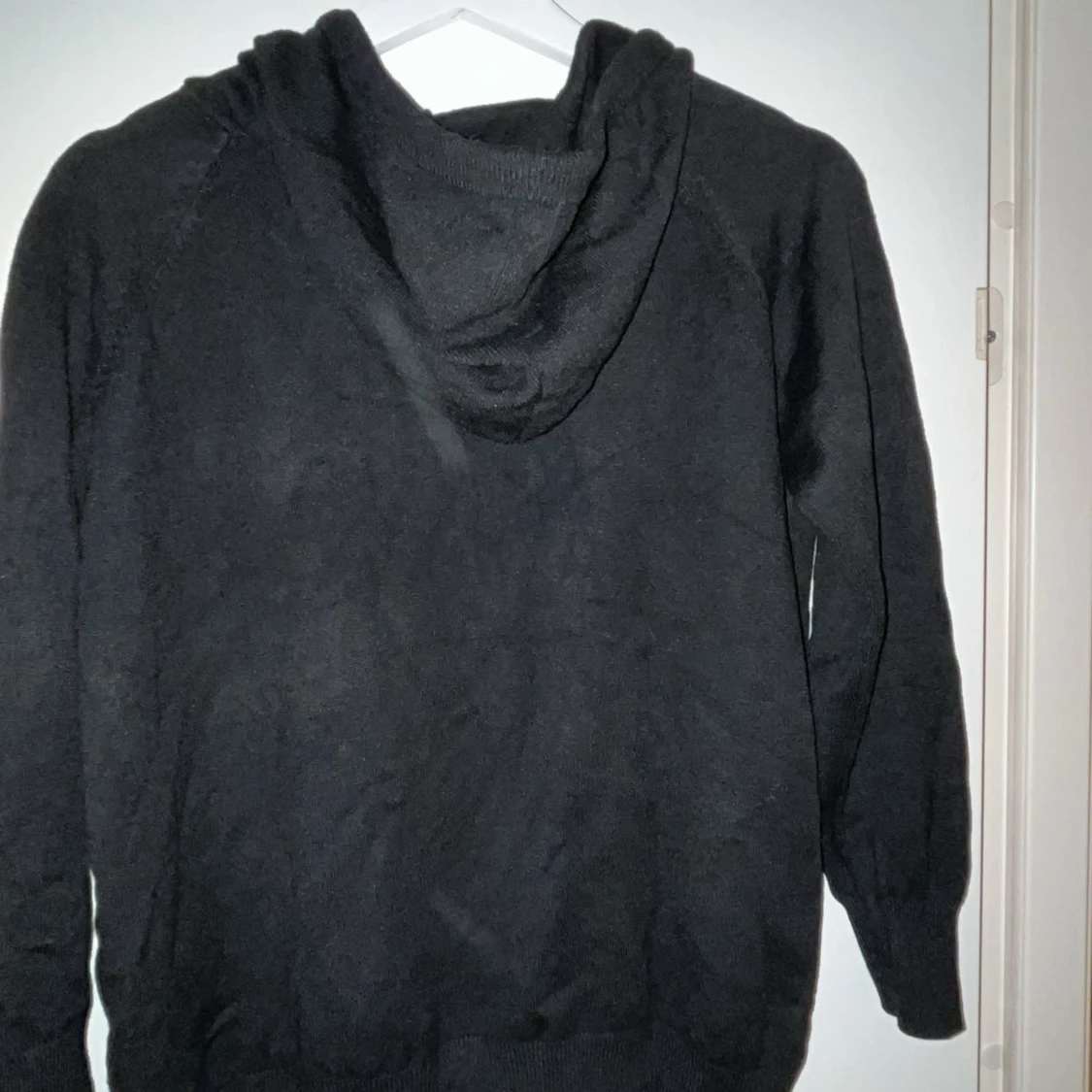 Svart merinoull hoodie med huva - 1