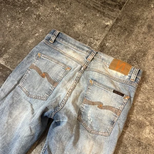 Nudie Jeans - Lean Dean 28/32 - sjukt sköna nudie med slitningar på bakfickan! 28/32 (midjan är 38cm så mer likt en 29-30)👏😉