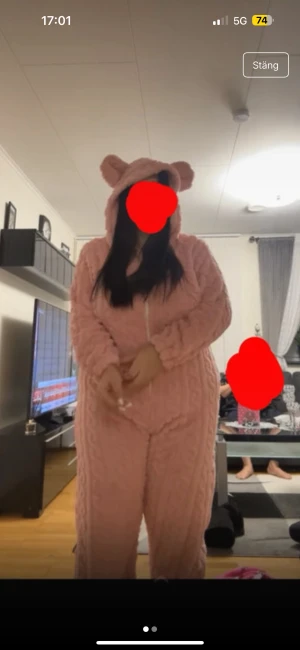 Rosa fluffig onepiece med öron - Supermysig rosa onepiece med huva och söta öron. Dragkedja framtill och fluffigt material med stickat mönster