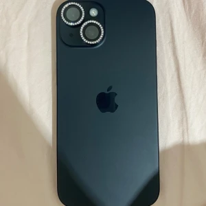 iPhone 15 - Snygg iPhone 15 i svart med 128gb dekorativa stenar runt kamerorna inga repor eller skada på kameran. Skärmen har skärmskydd som är sönder men annars ingen skada utan skärmskyddet på mobilen är upplåst och fungerar som den ska. Perfekt för dig som vill ha en modern och stilren smartphone. Kameran är jättefin och bätterihälsan är 83% är jättebra och räcker under hela dagen. Säljer för 5000 köpte för 9000 om du vill se kvitto kontakta gärna.