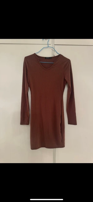 Klänning boohoo - Ribbad brun klänning boohoo, längden kommer lite över knäna. Använd en gång. Storlek xs/s