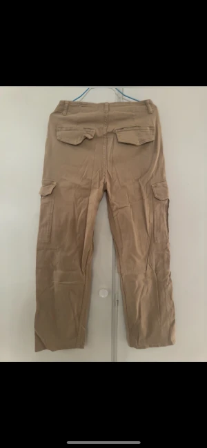 Cargobyxor - Cargo byxor från pull and bear. Byxorna har en slit där nere och sitter jätte bra på. 
