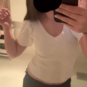 Vit topp m fina ärmar - Ribbad topp från vila. Inga defekter och älskar den men har slutat använda helt. 