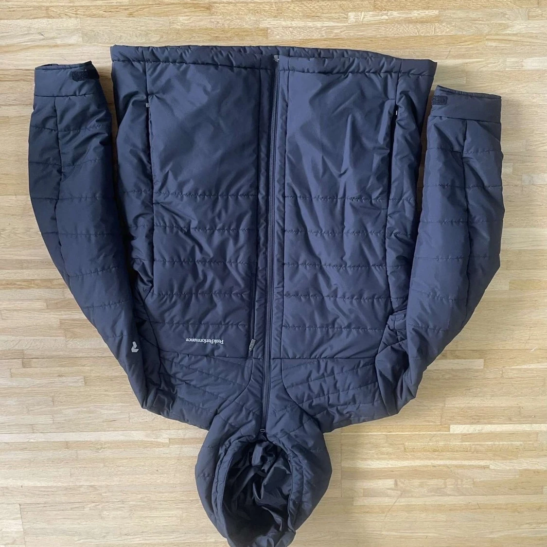 Svart pufferjacka från Peak Performance