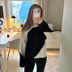Marinblå,vit stickad tröja med mönster - Säljer en stickad tröja med marinblå och vitt mönster. Tröjan har lång ärm och rund hals. Den är ifrån ginayoung i storlek 158/164 och passar mig som brukar bära xs/s