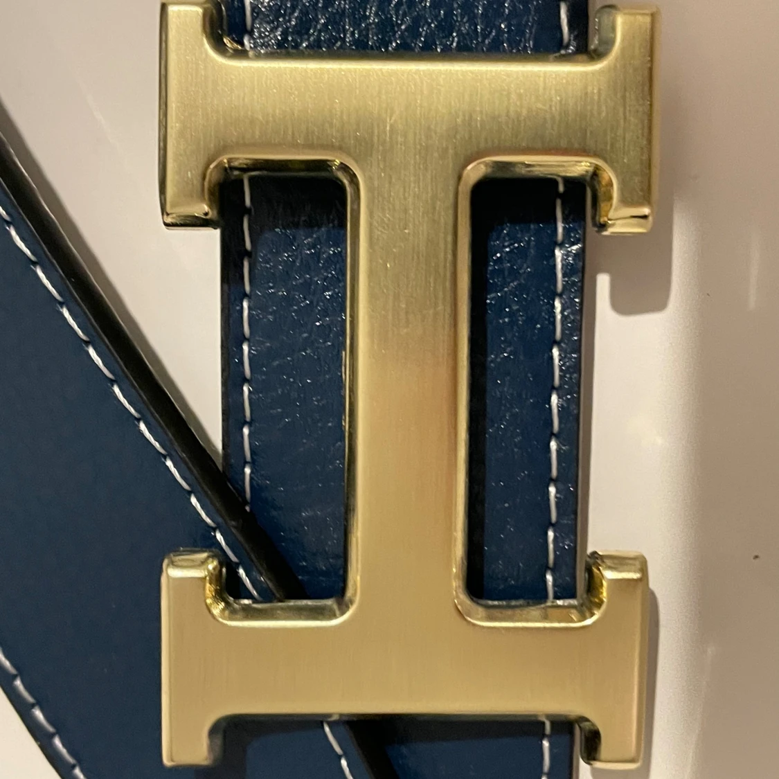 Bälte med H logo guld. Svart och blå - 2