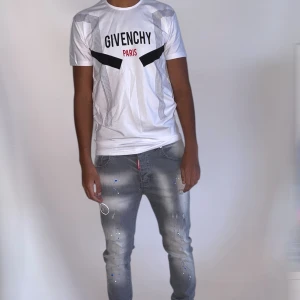 Givenchy paris tshirt Herr S - Helt ny. Fin replika med grym kvalitet. Modellen är 175cm lång bär storlek S. Pris: 599kr. Först till kvarn som gäller. Skickas direkt inom 24h