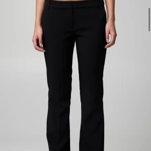 Svarta kostymbyxor från Bik Bok - Snygga svarta kostymbyxor från Bik Bok i storlek 34. Byxorna har en rak och straight passform med en lågmidjad och stilren look. Perfekta att matcha med sneakers eller klackar för en trendig vibe. Materialet känns mjukt och har en lätt stretch för extra komfort.💞Nypris 500 men säljer för 150!