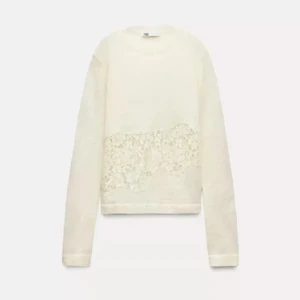 Vit stickad tröja med spets från Zara - Vit stickad tröja från Zara med lång ärm och snygg spetsdetalj över magen. Tröjan har en rund hals och är perfekt för dig som gillar en clean look med lite extra detalj. Passar dig som vill ha något stilrent men ändå unikt.