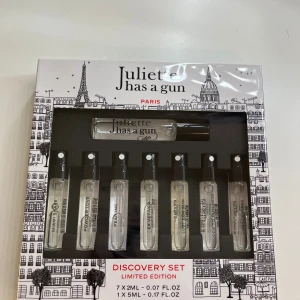 Juliette Has A Gun Discovery Set - Limited edition set med 7 olika parfymer i små flaskor, perfekt för att testa och hitta din favorit. Innehåller bl.a. Not a Perfume och Powder Love. Volym: 7 x 2ml, 1 x 5ml. Ingredienser som alkohol denat, aqua, parfum, linalool, vanillin m.m. Tillverkad i Frankrike.
