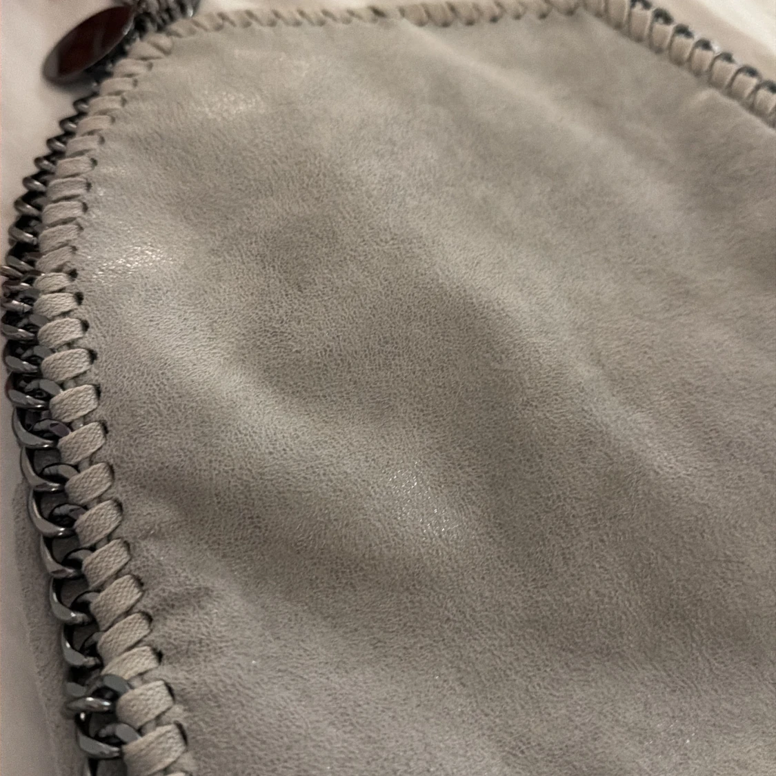 Grå axelväska med kedjedetaljer - 1