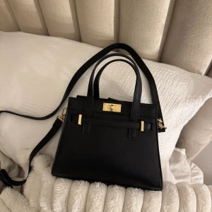 Svart handväska med gulddetaljer - Jätte fint skick, inga defekter!!