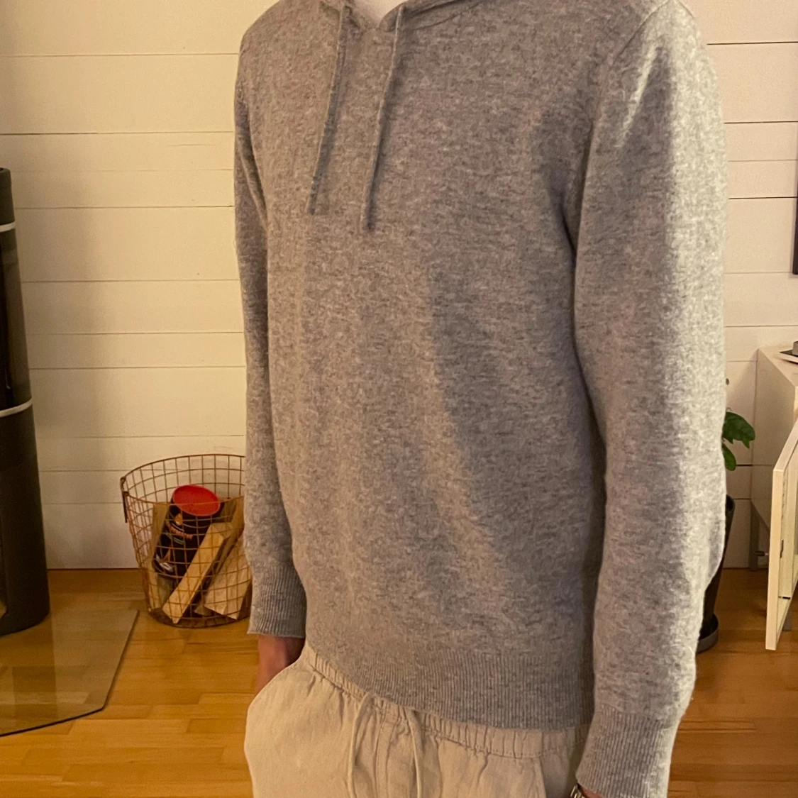 Grå hoodie i kashmir från Sayless - 1