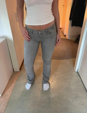 Grå jeans LTB, 28/32  - Säljer ett par grå jeans från LTB i storlek 28/32. Byxorna har låg midja. Är i fint skick