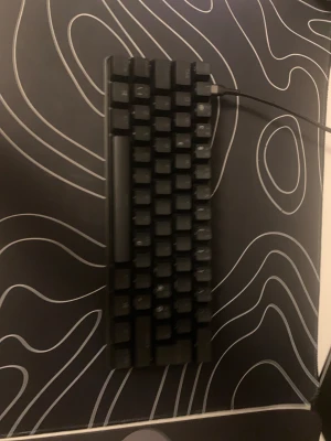 SteelSeries Apex Pro Mini Wireless  - SteelSeries Apex Pro Mini mekaniskt tangentbord i kompakt format. Svart design, ansluts via USB-C. Tangenter och chassi i gott skick, inga synliga defekter eller större slitage. Perfekt för gaming och skrivbord med begränsat utrymme.