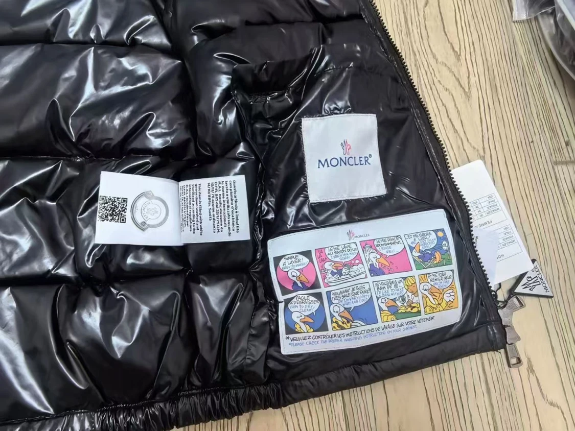 Svart dunväst från Moncler med huva - 4