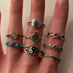  silvriga boho-ringar - Säljer ett set med åtta silvriga ringar i olika boho-stilar. Dessa är helt oanvända och är ej äkta silver. Alla för 25kr! ❤️
