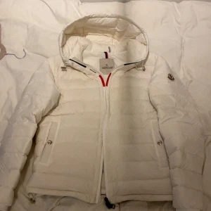 Moncler Rook giubbotto vit - Säljer nu min vita moncler Jacka som är för liten för mig , väll omhändertagen inga defekter ,storlek 1 jag har S normalt sätt jag skulle säga att om du har mellan S och XS då passar den här jackan dig , har massor av bilder så fråga era frågor (OBS pris kan diskuteras )