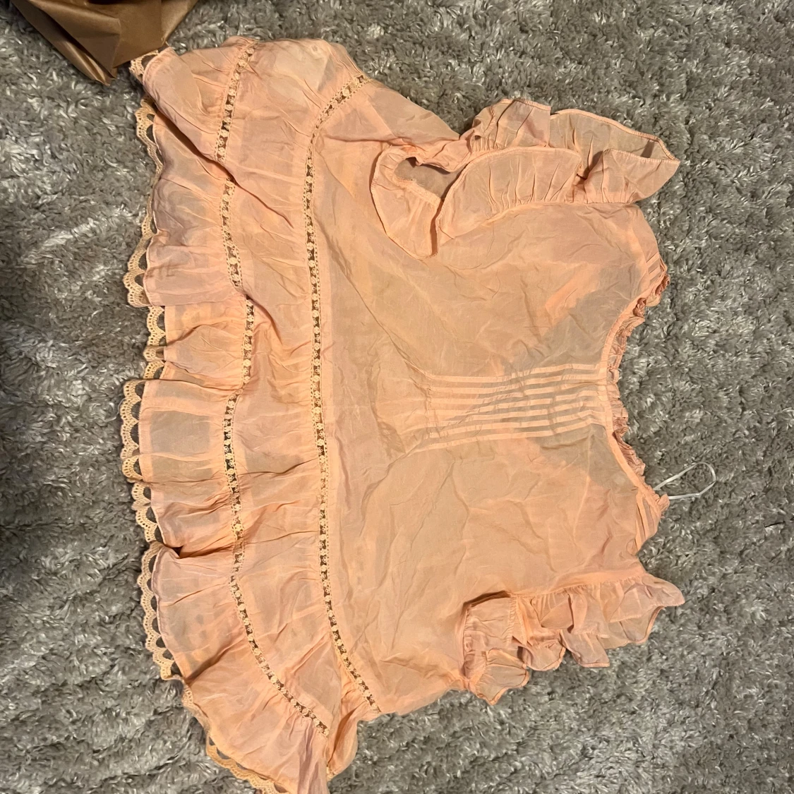 Persikofärgad blus med volangdetaljer - 2